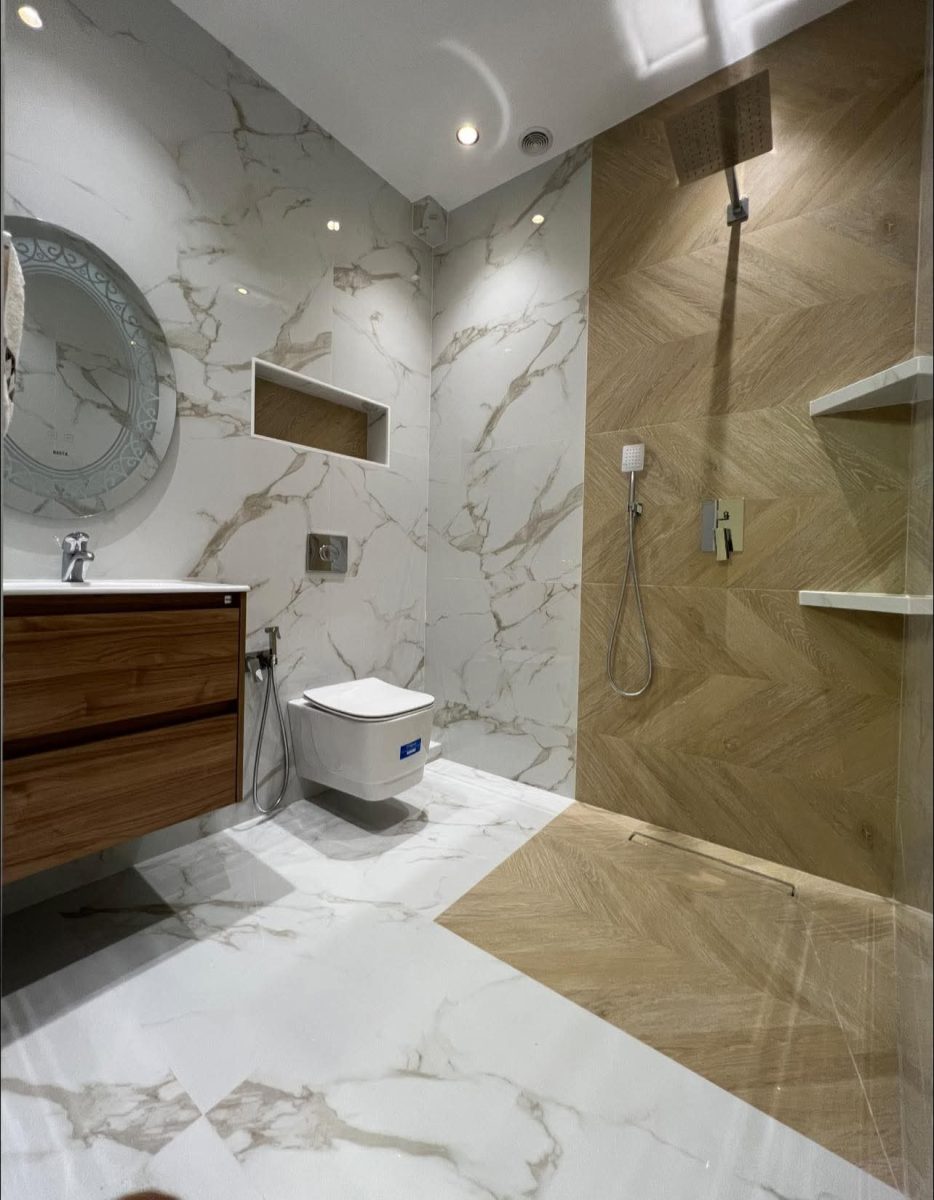 Salle de bain effet marbre et pan effet bois en chevrons
