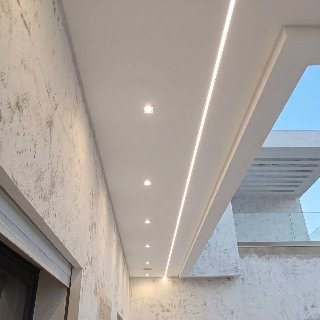 Plafond extérieur à spots et ruban lumineux