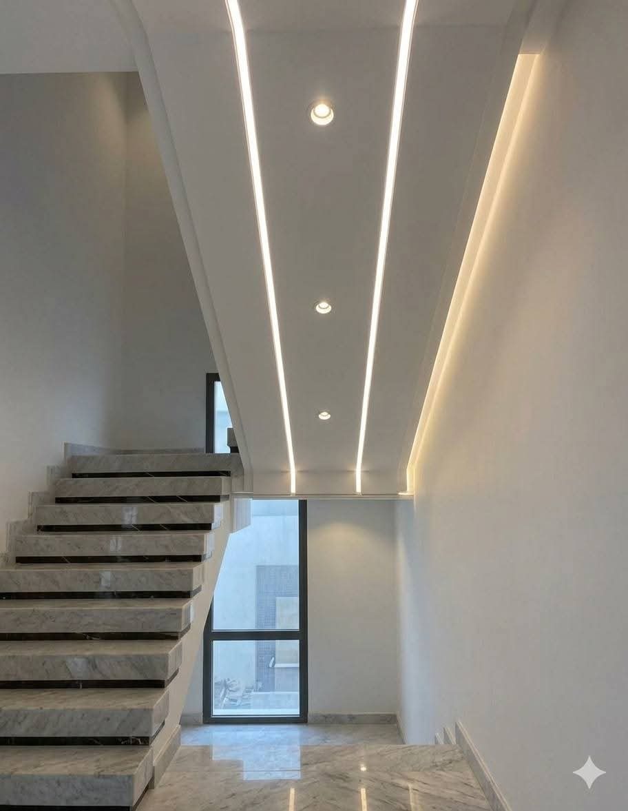 Cage d'escalier à faux plafond lumineux et marbre