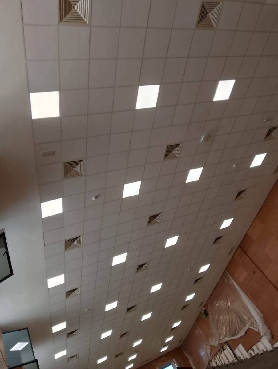 Plafond suspendu à dalles et panneaux lumineux LED