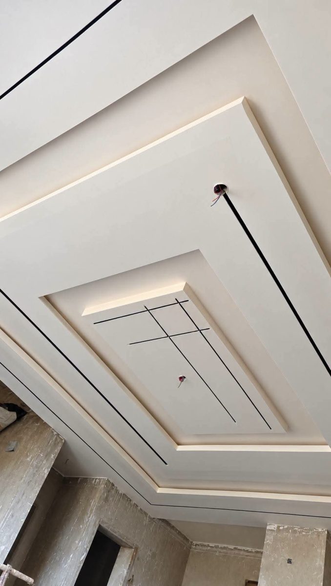 Faux plafond à cadres concentriques et incrustations
