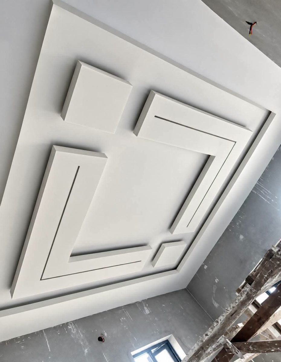 Plafond en plâtre à relief géométrique étagé