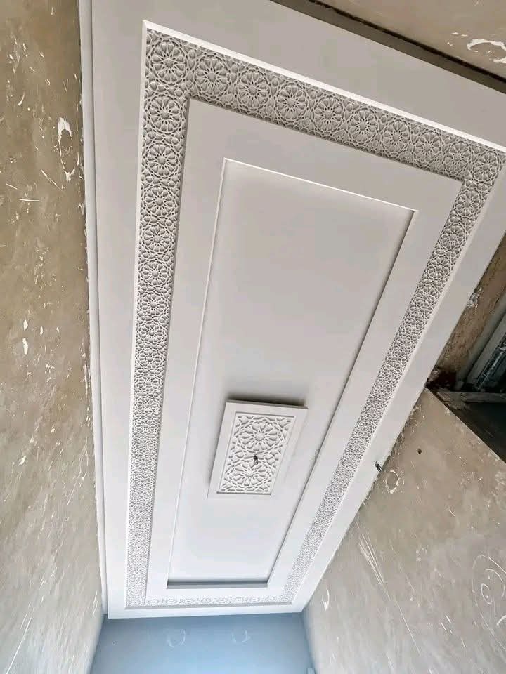 Plafond en plâtre à frise arabesque et rosace