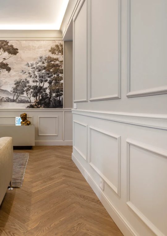 Mur à moulures classiques et fresque paysagère