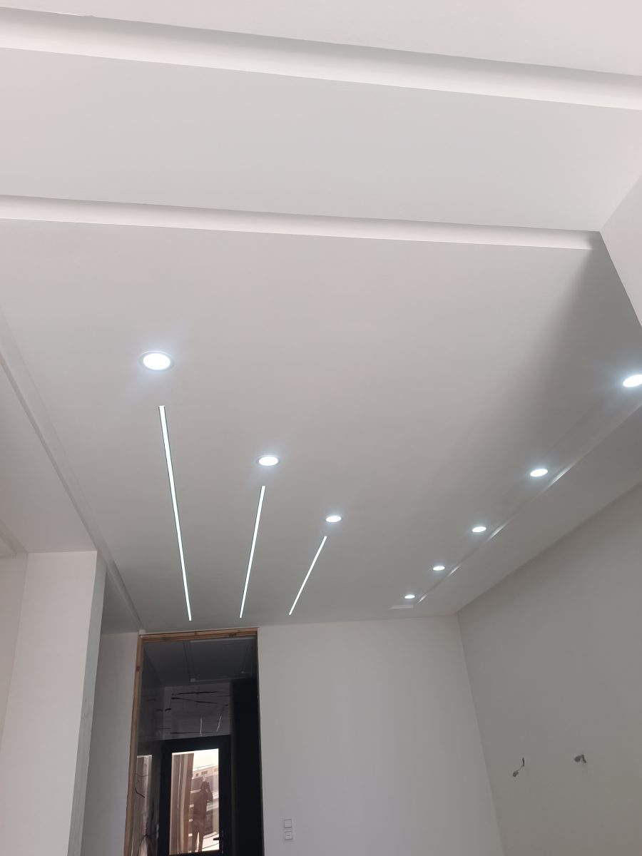 Faux plafond à spots et rubans lumineux convergents