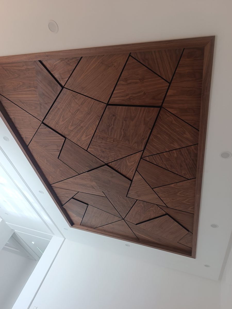 Plafond en panneau de noyer à motif géométrique