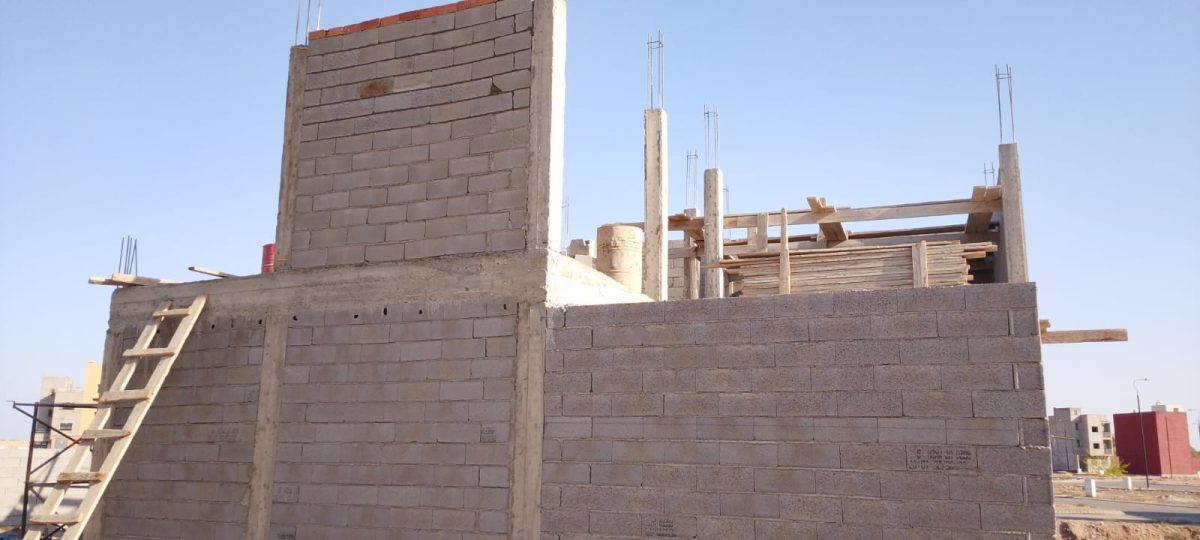 Construction en agglomérés de béton à l'étage