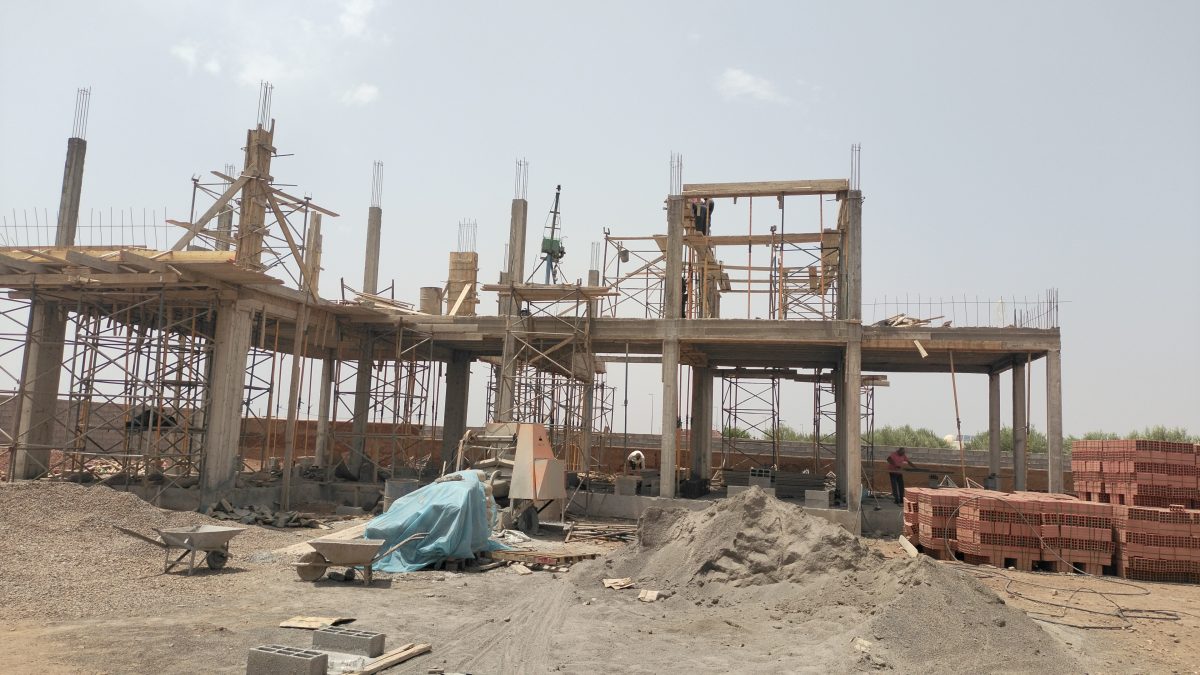 Chantier en béton armé avec poteaux et échafaudages