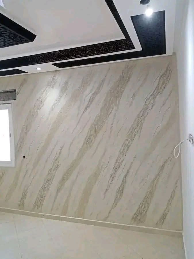 Mur en enduit décoratif marbré beige et or