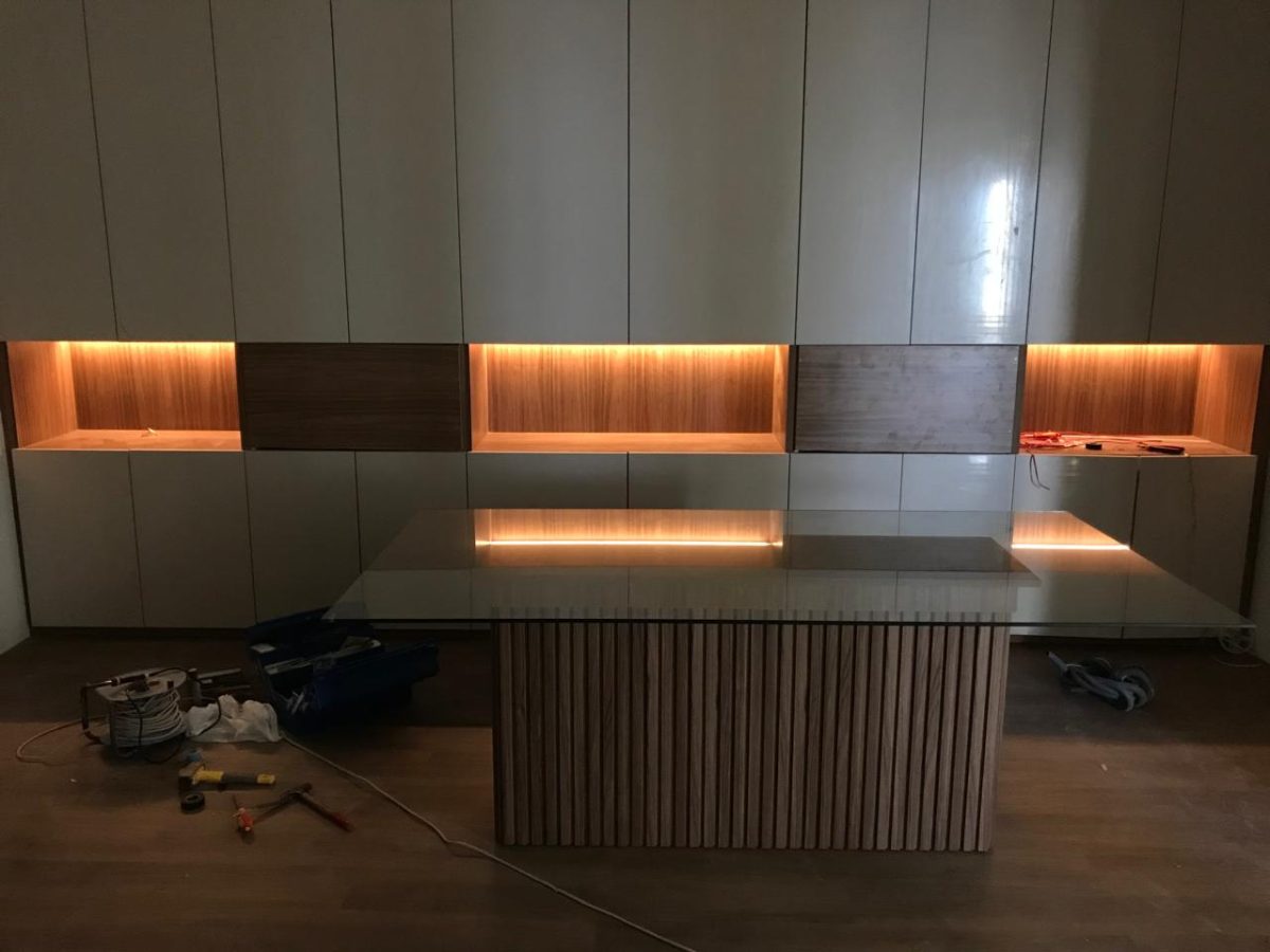 Ensemble mural à niches en bois rétroéclairées