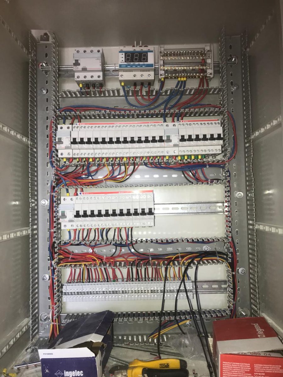 Tableau électrique à disjoncteurs et thermostat