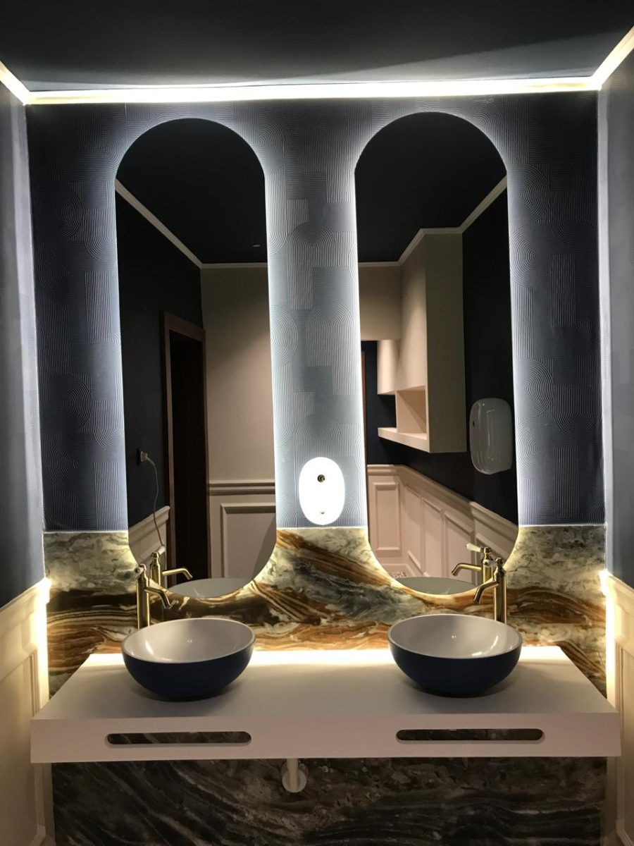 Espace lavabo à miroirs arqués rétroéclairés