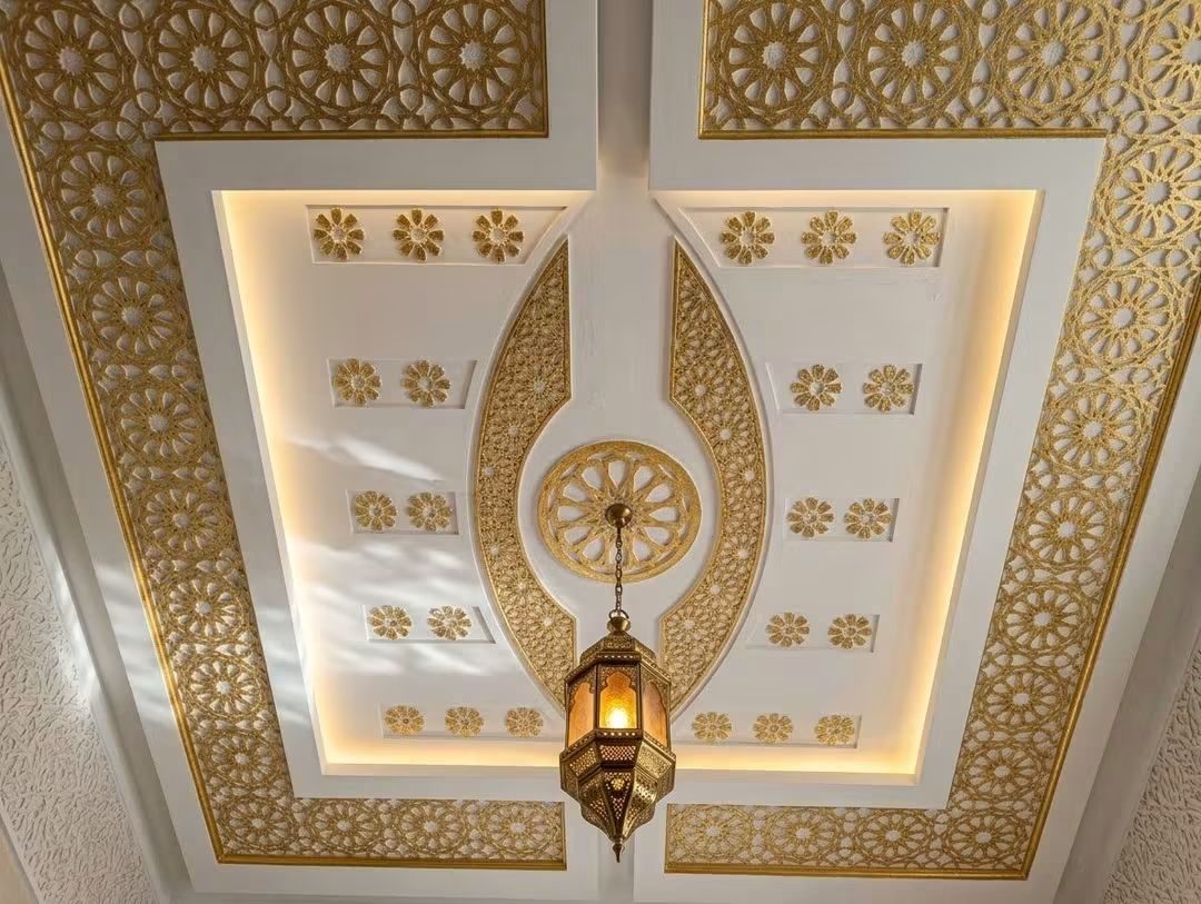 Plafond en plâtre sculpté blanc et or à arabesques
