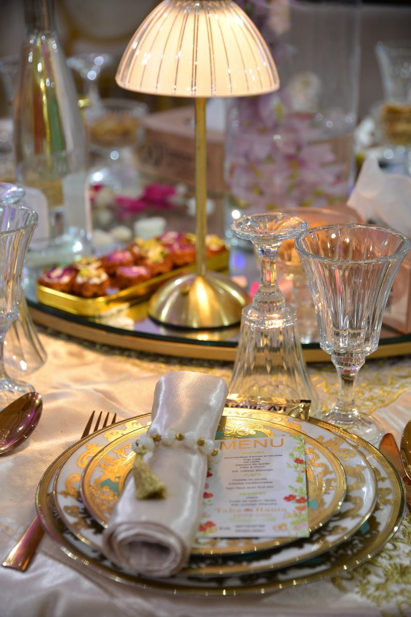 Table d'événement dressée avec vaisselle dorée
