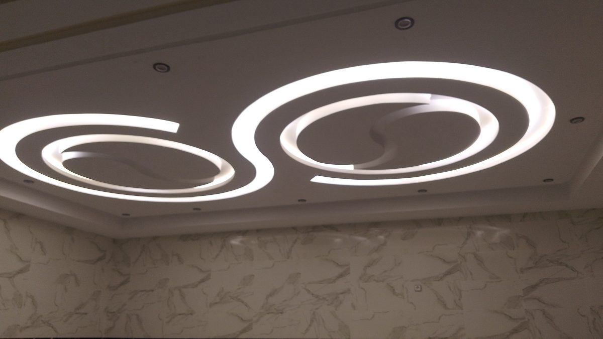 Luminaire LED à courbes entrelacées au plafond