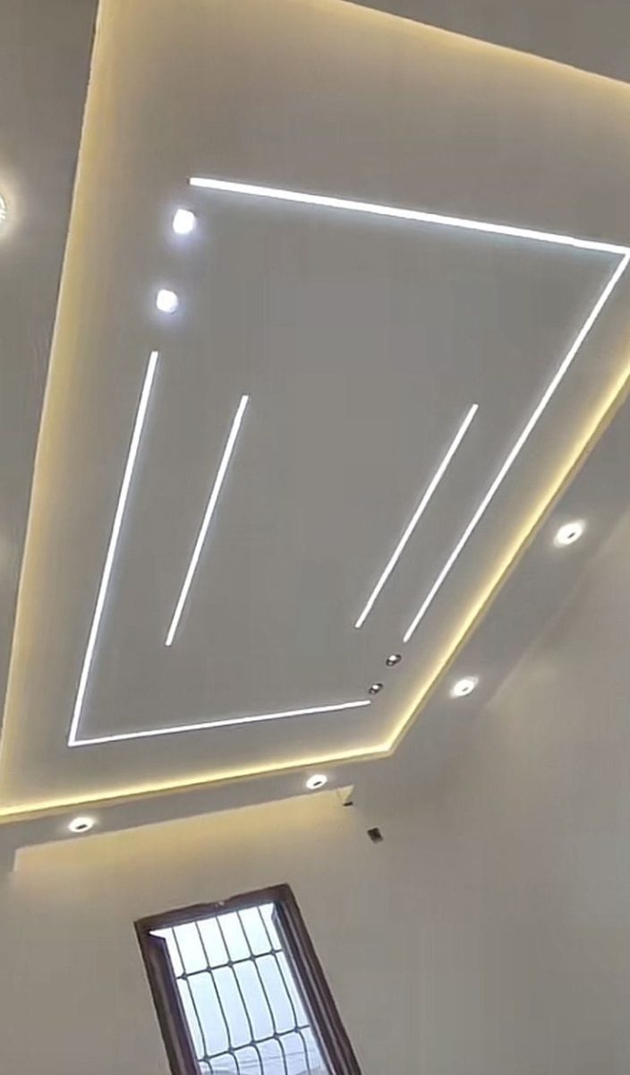 Faux plafond à rubans lumineux et spots encastrés
