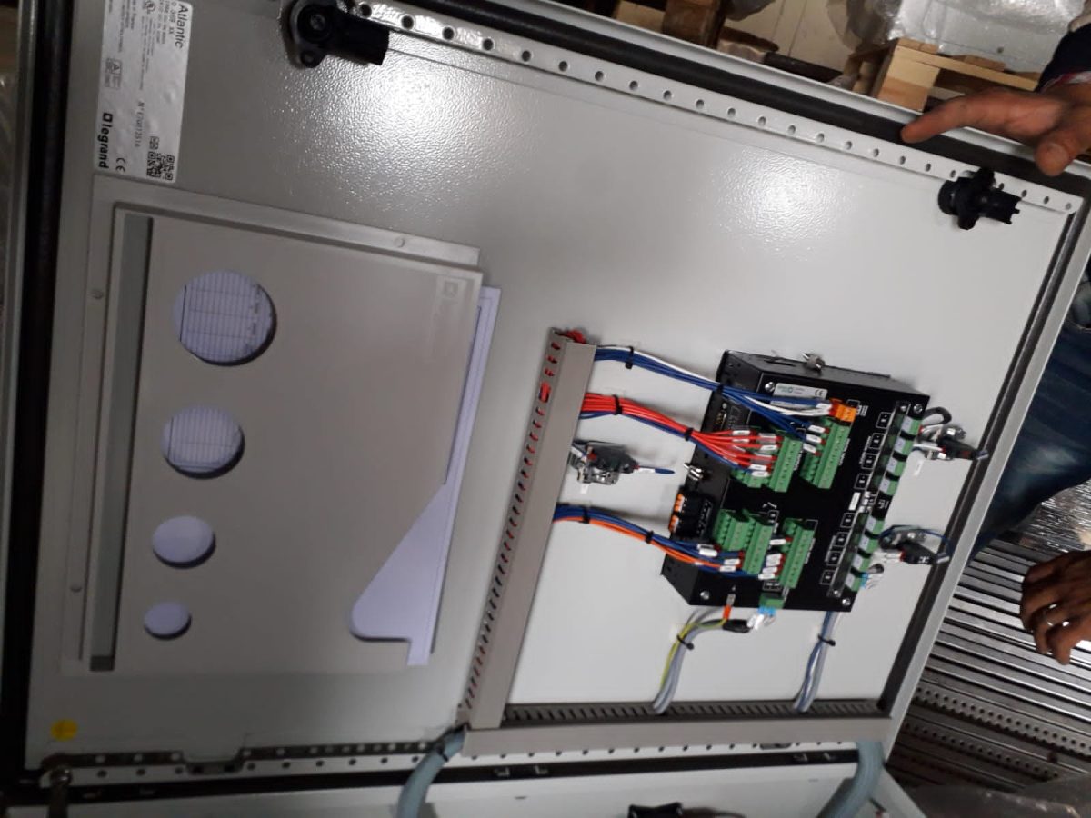 Armoire électrique ouverte à module de commande
