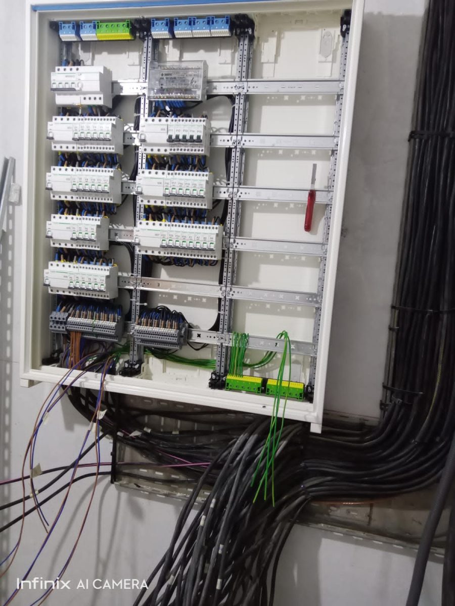 Tableau électrique mural à disjoncteurs et compteur