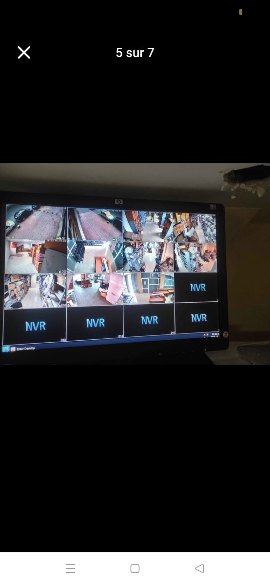 Écran de supervision à grille de caméras de surveillance