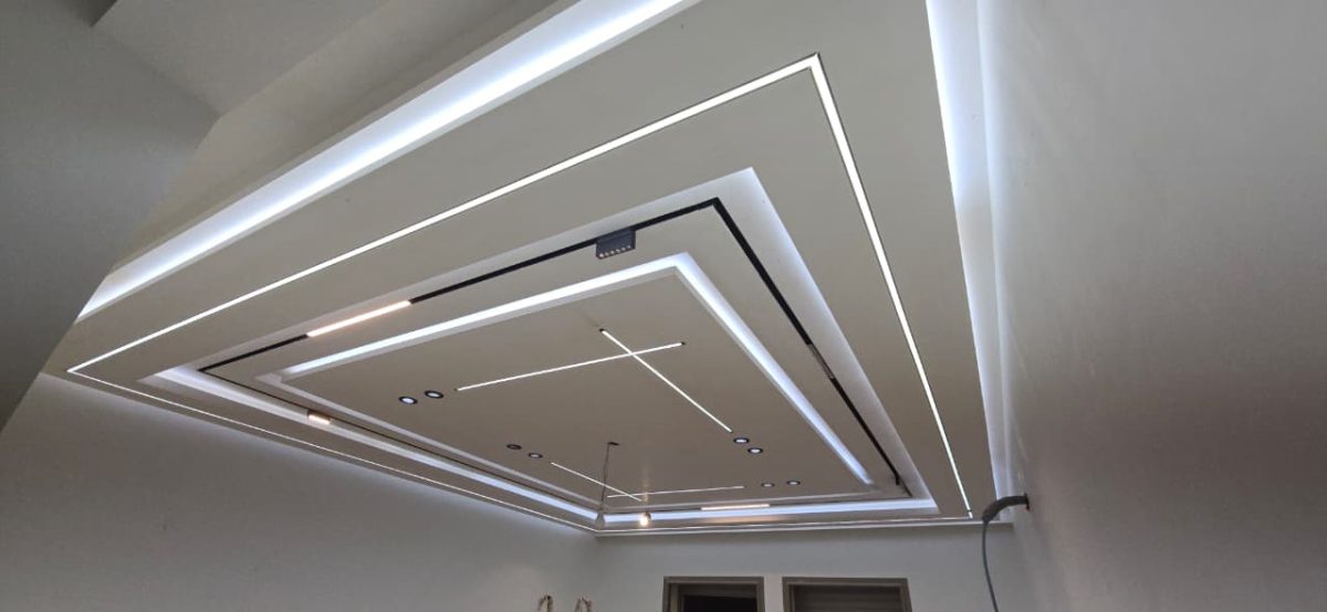 Faux plafond à cadres concentriques et motif en croix