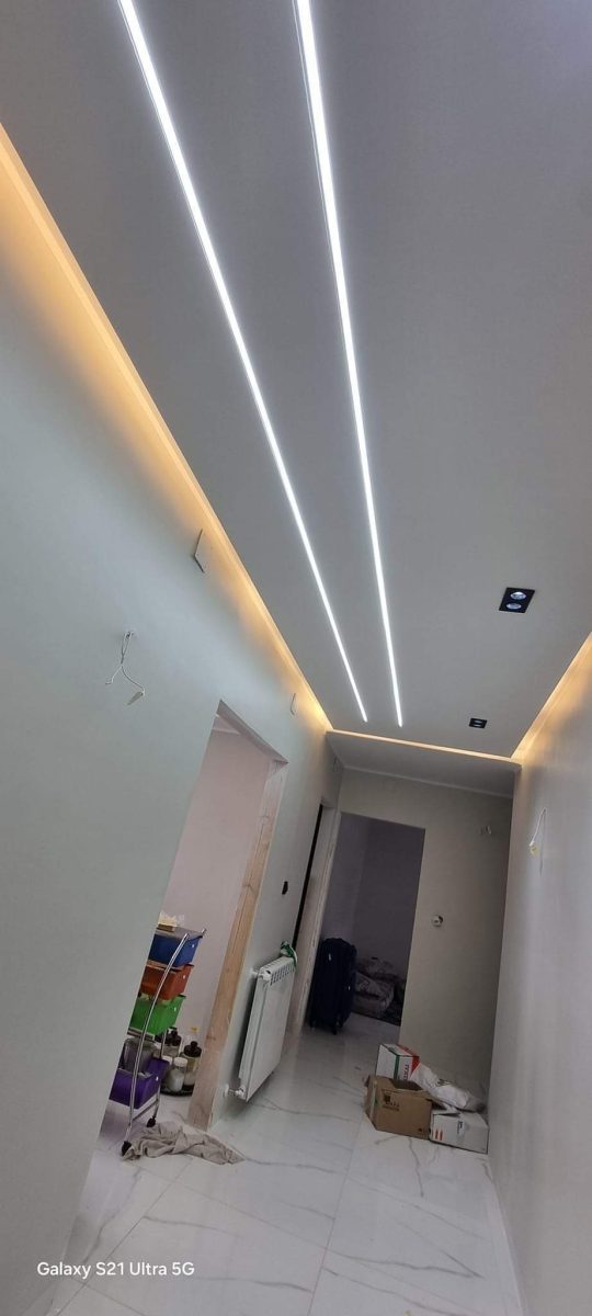 Couloir à faux plafond à rubans lumineux linéaires
