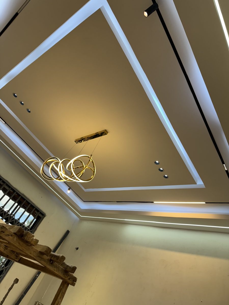 Faux plafond à rubans lumineux croisés