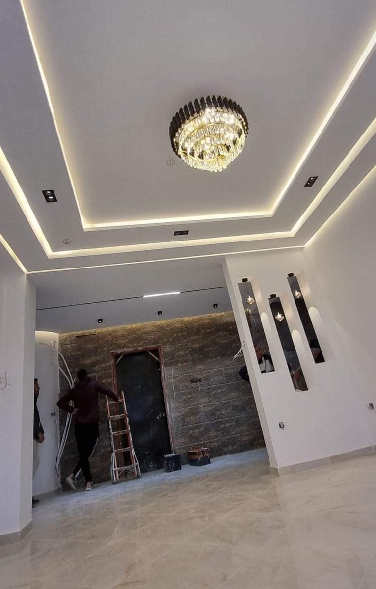 Faux plafond à lignes lumineuses et éclairage indirect
