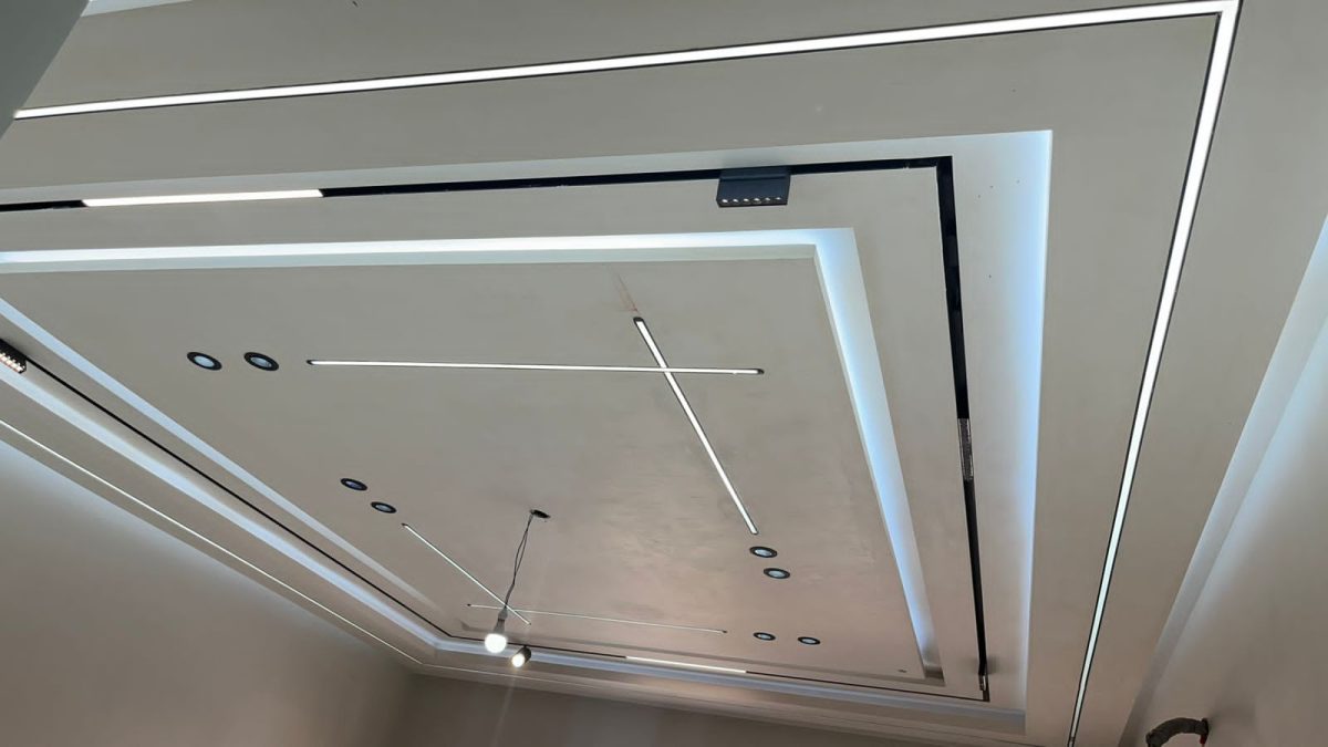 Faux plafond à retombées angulaires et suspension