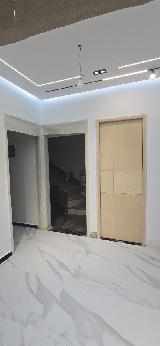 Faux plafond à cadre doré et plafonnier étoilé
