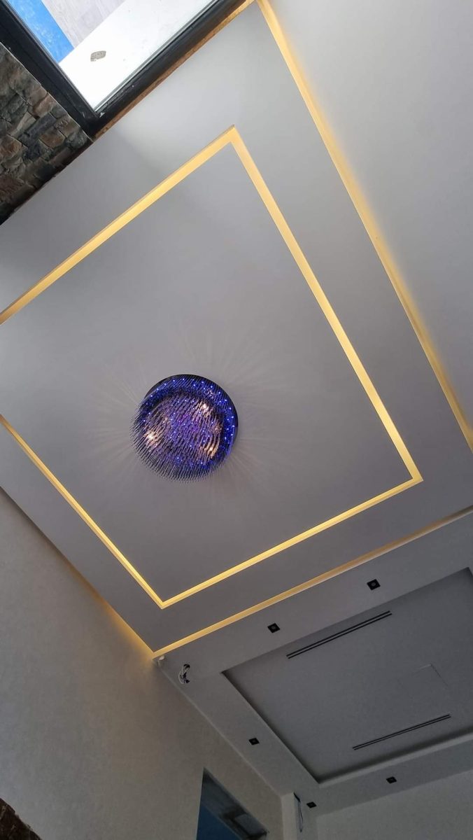 Faux plafond à éclairage indirect et lustre en cristal