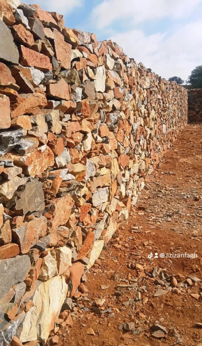Mur en pierre sèche appareillée le long d'un chemin
