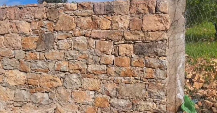 Mur en pierre sèche en moellons naturels