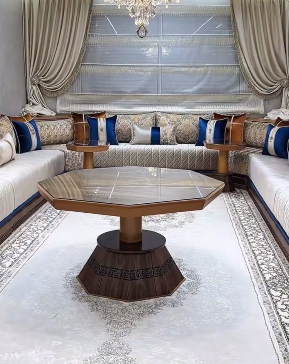 Salon crème et bleu sous un lustre en cristal