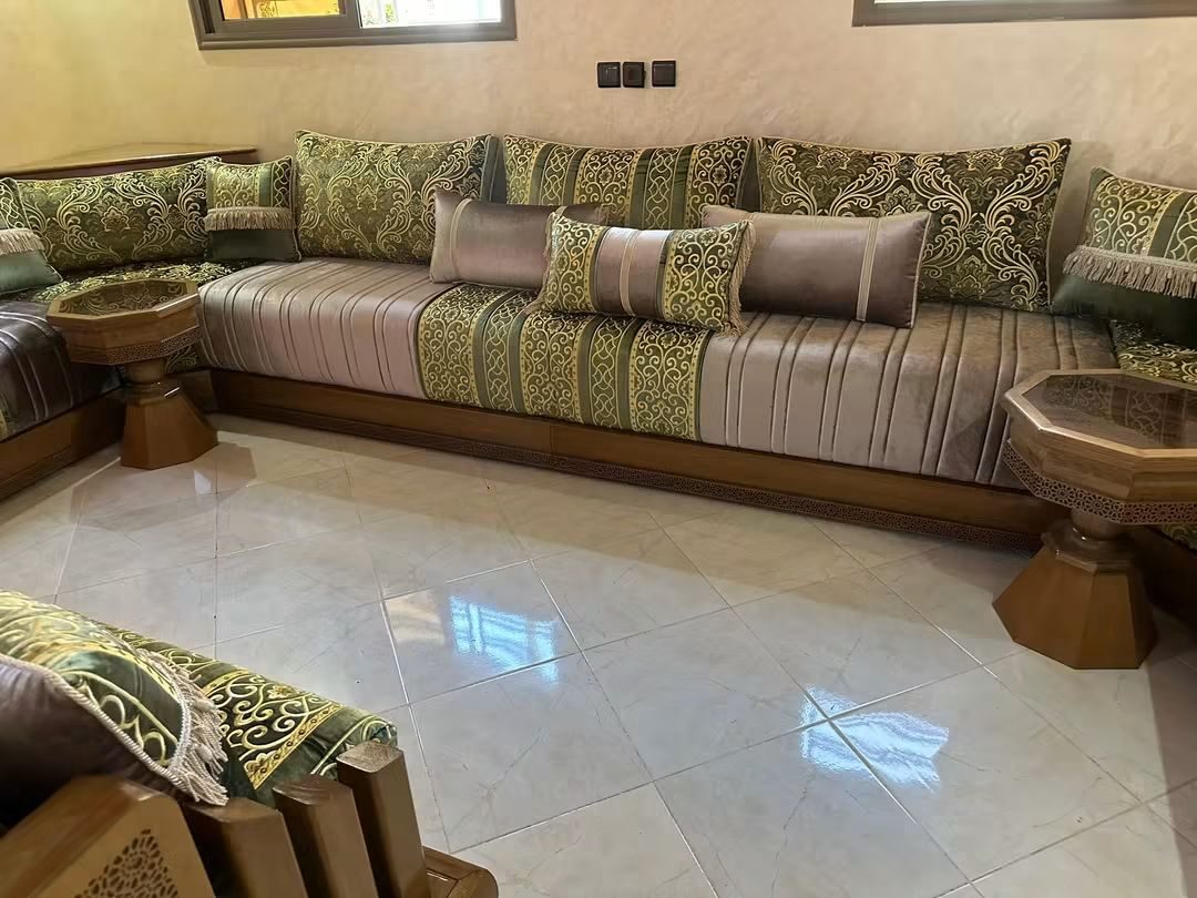 Salon marocain à tissu rayé et coussins verts brodés