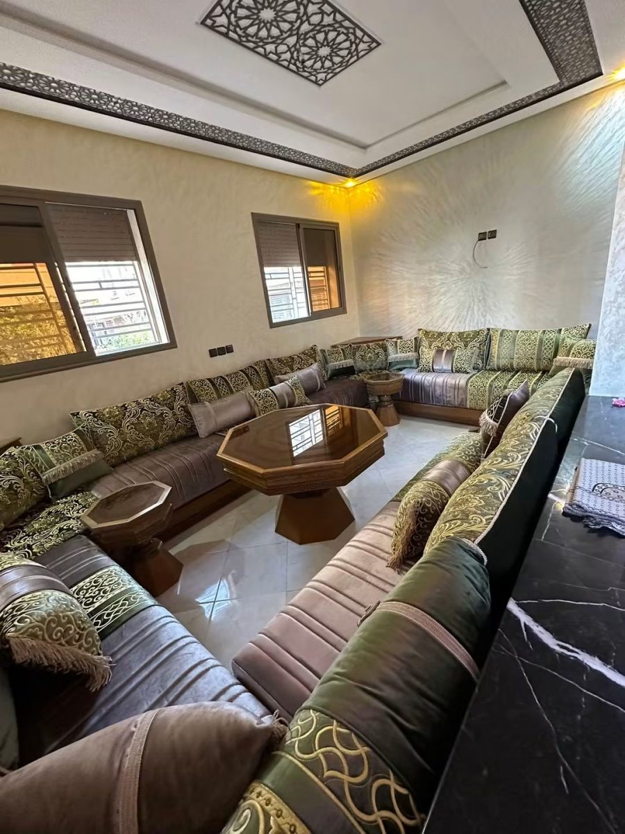 Salon marocain brun et vert brodé d'or en U