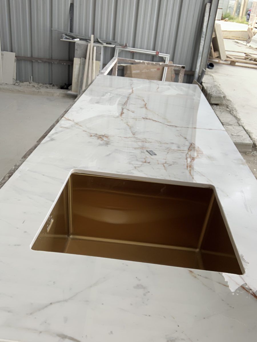Plan en marbre blanc à évier doré intégré