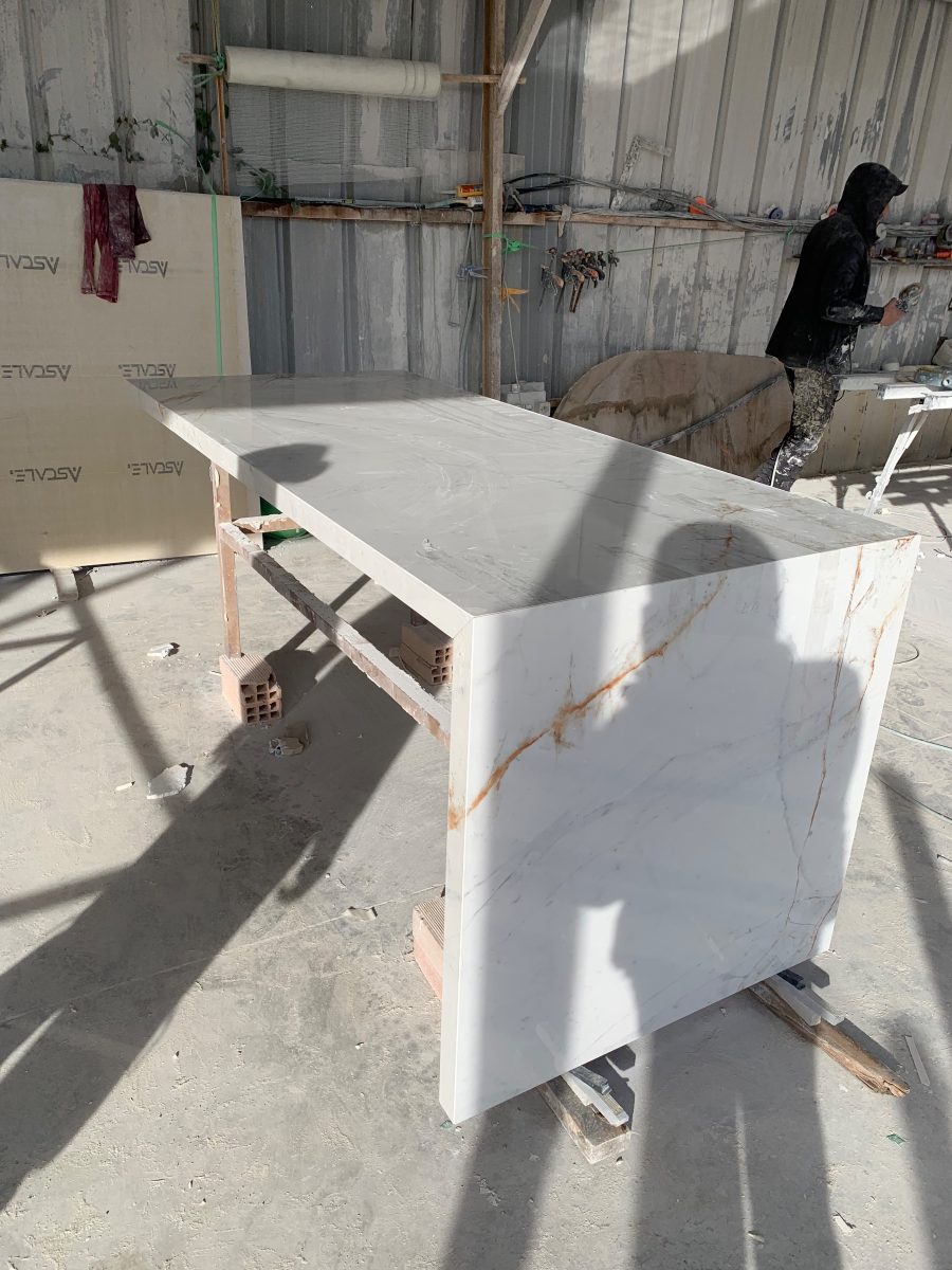 Plan en marbre blanc veiné façonné en atelier