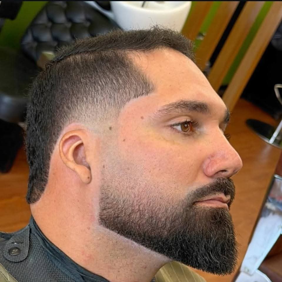 Profil d'une coupe dégradée et barbe taillée
