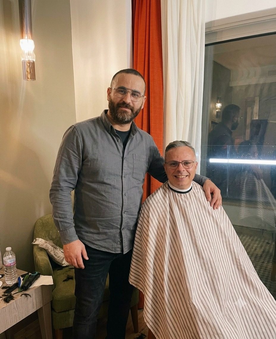 Prestation de coiffure à domicile avec un client