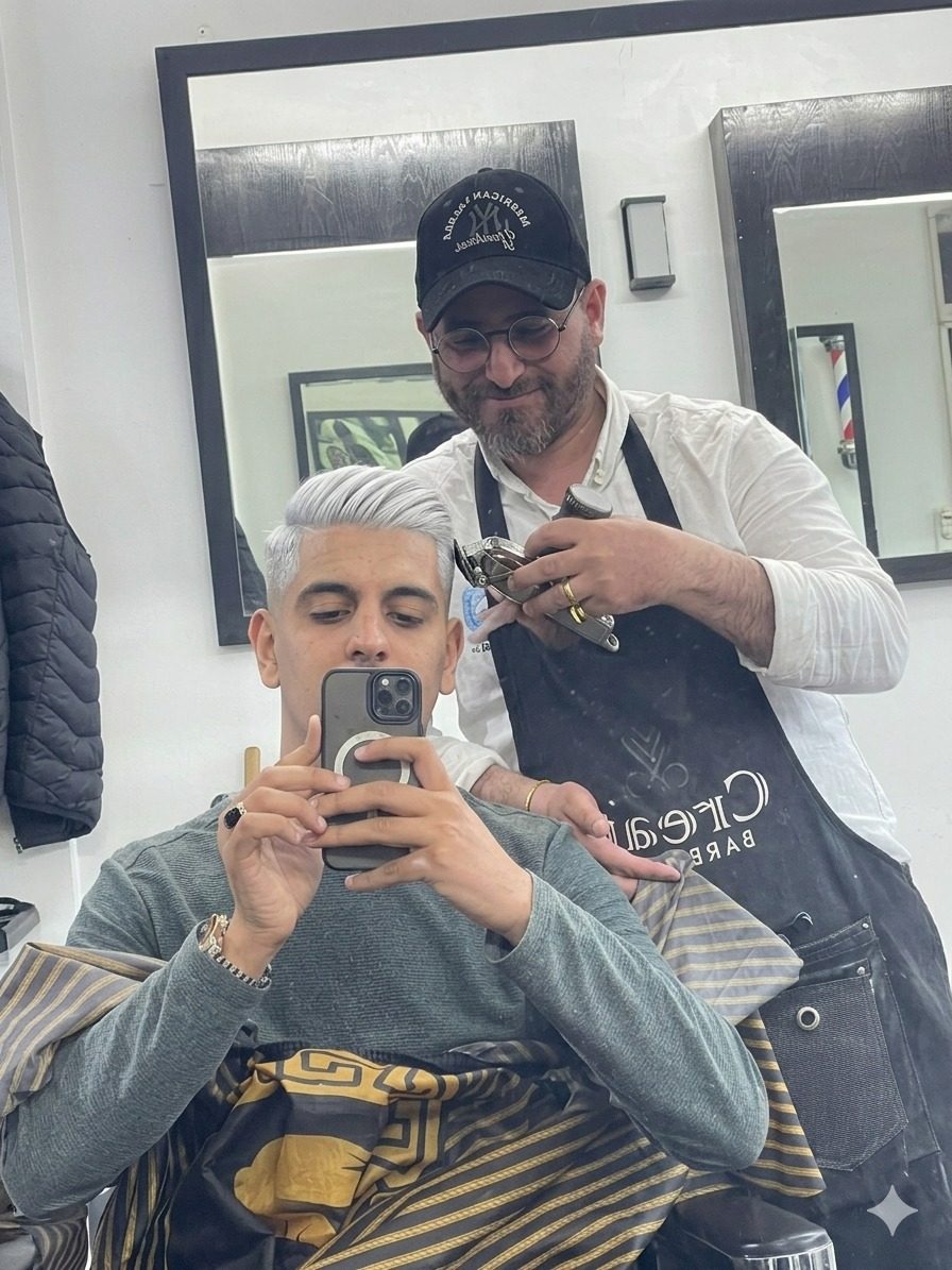 Coiffeur ajustant une coupe gris argenté au miroir