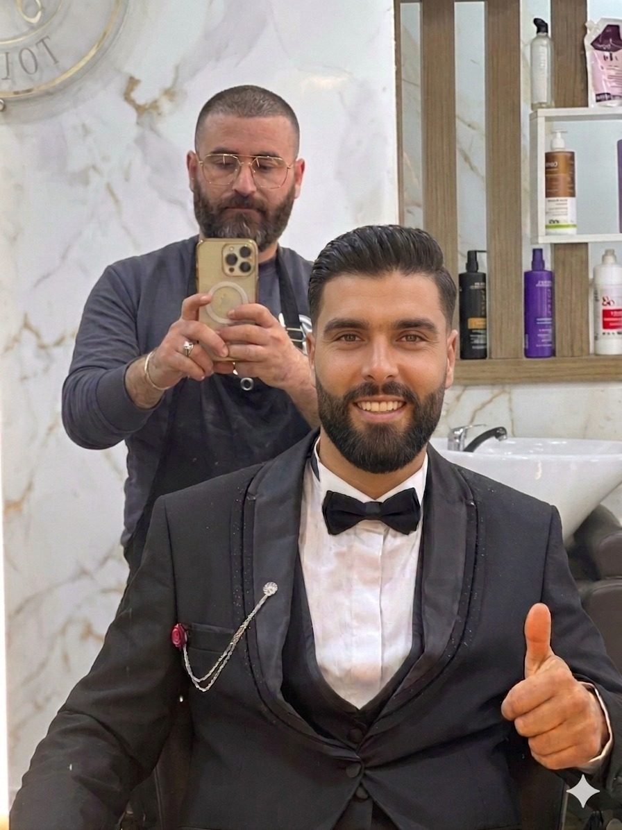 Client en tenue de cérémonie à la coupe soignée