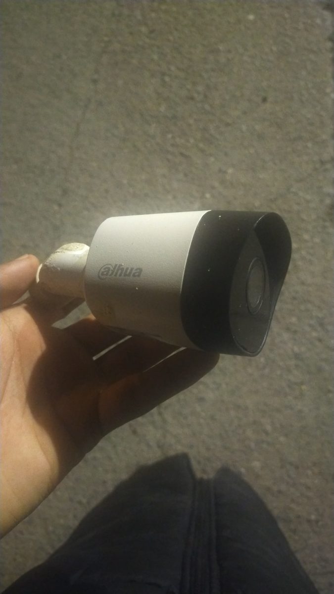 Caméra de surveillance tube tenue en main