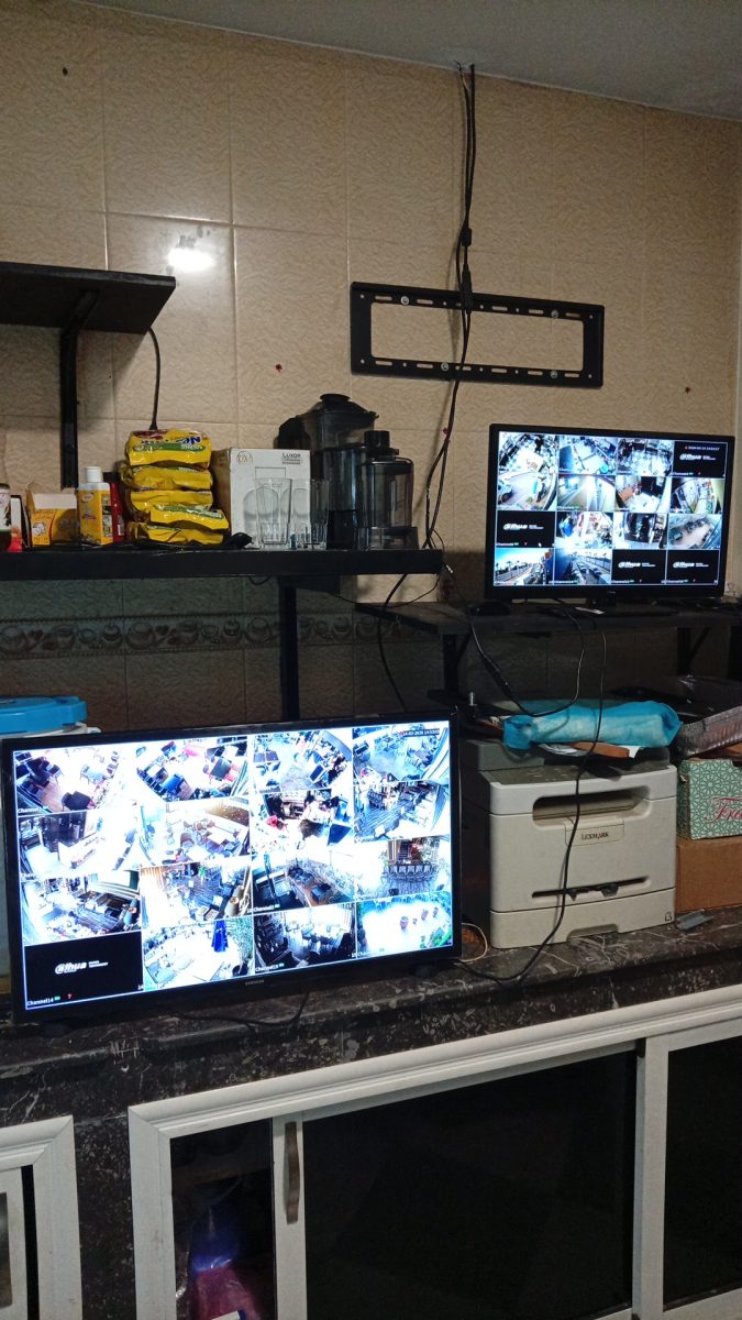 Deux écrans de supervision à grilles de caméras