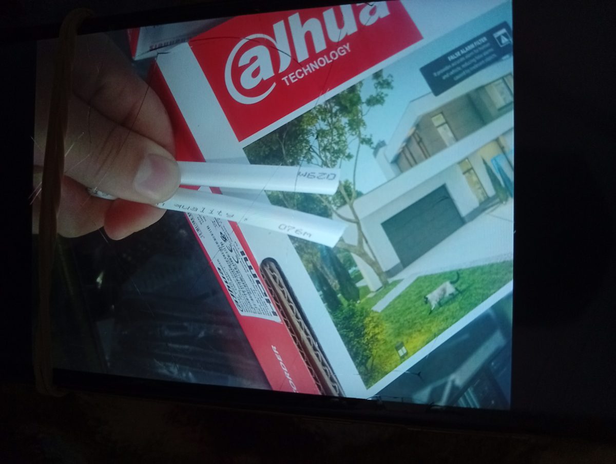 Caméra de surveillance présentée avec son emballage
