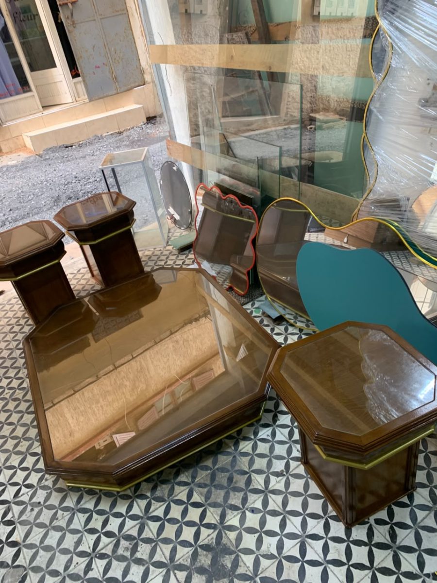 Miroirs et verres découpés en atelier de miroiterie