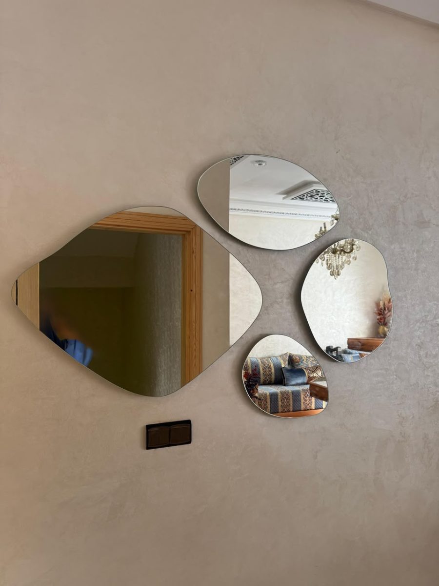 Composition de quatre miroirs de formes organiques