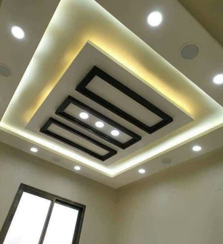 Faux plafond à cadre noir et éclairage indirect chaud