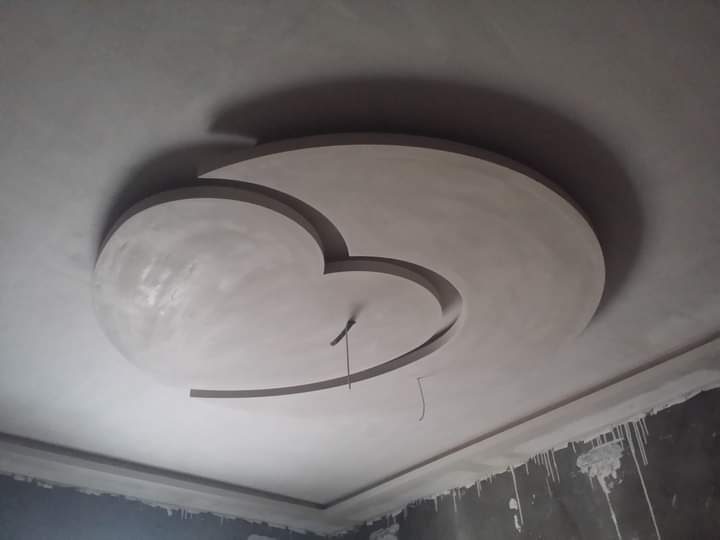 Plafond en plâtre à motif de cœur dans un ovale