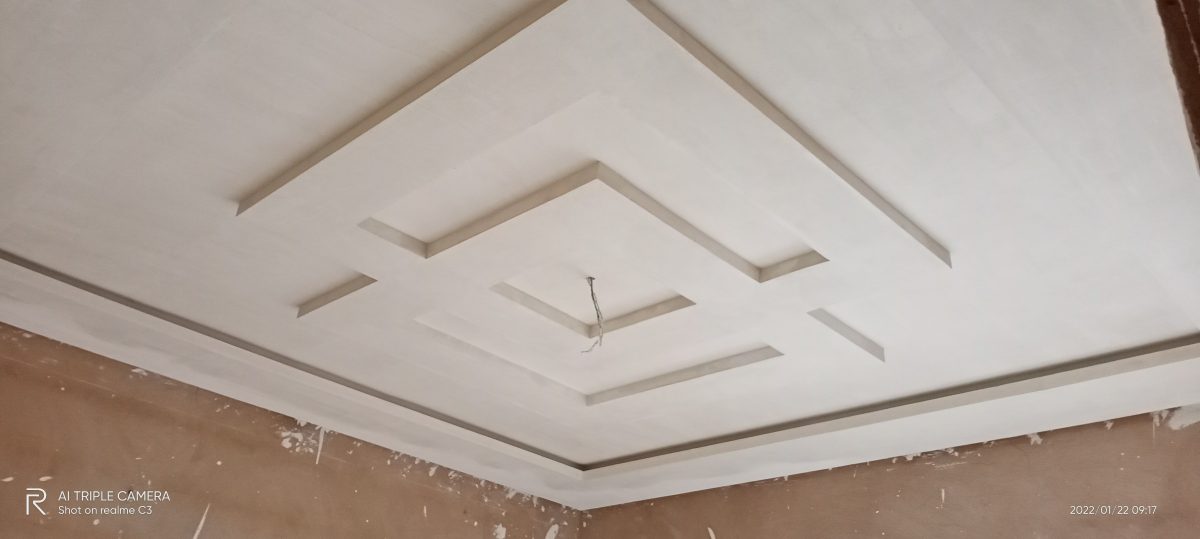 Plafond en plâtre à cadres carrés concentriques