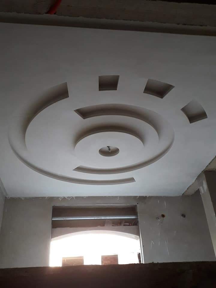 Plafond en plâtre à motif circulaire et rosace centrale